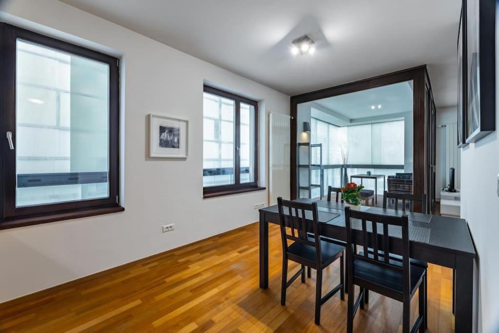 Апартаменты Modern Spacious Flat With A Terrace And A Parking Прага