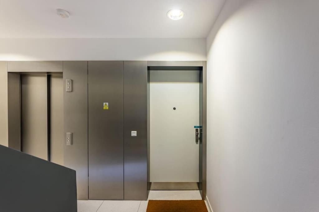 Modern Spacious Flat With A Terrace And A Parking * Прага
