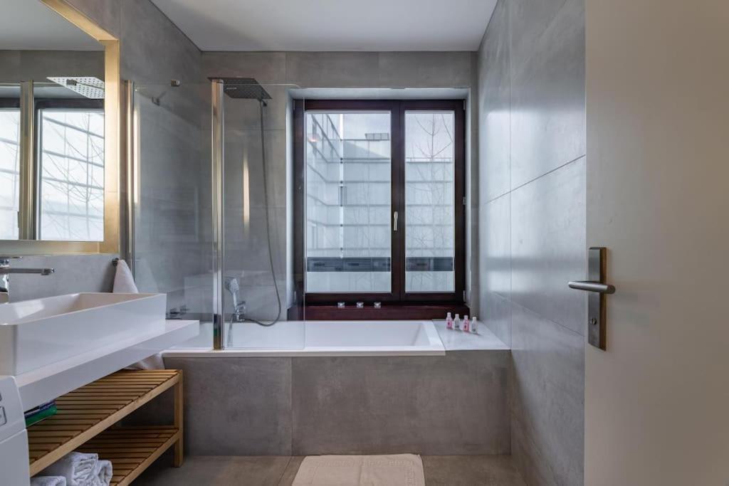Modern Spacious Flat With A Terrace And A Parking Прага