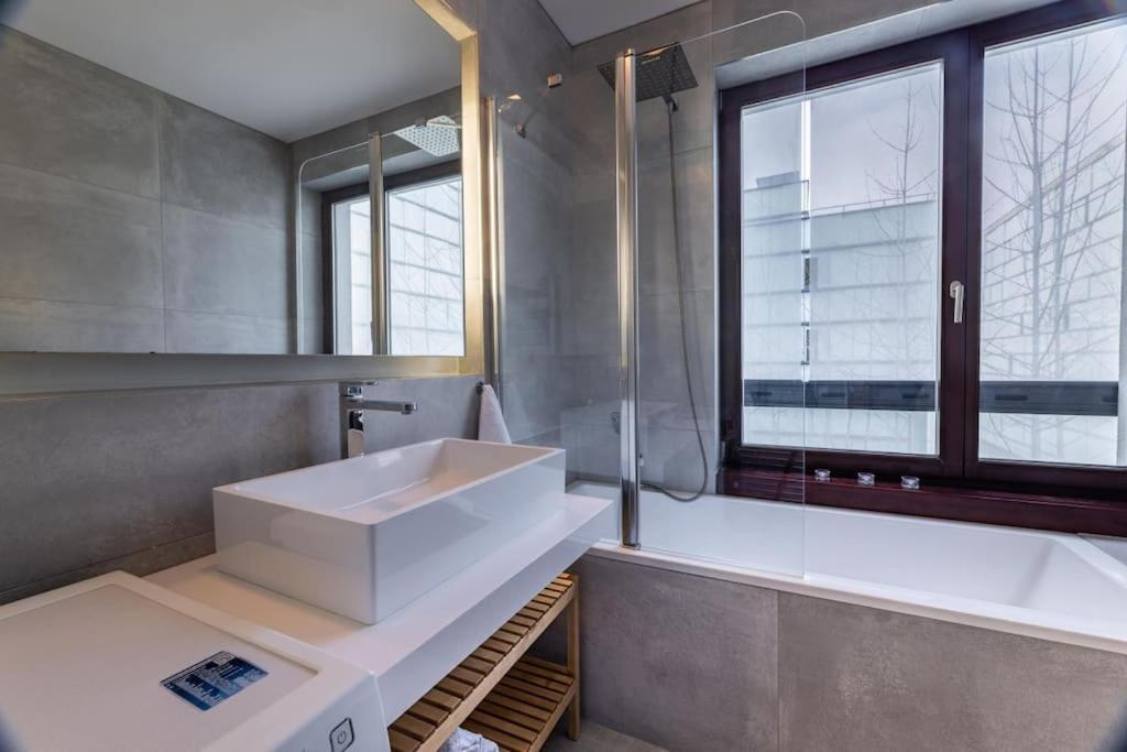 Modern Spacious Flat With A Terrace And A Parking * Прага